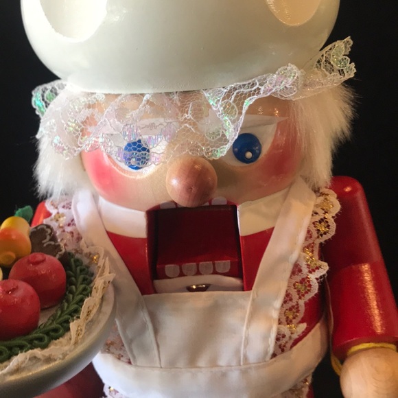 Steinbach Nutcracker MRs Santa Claus - Picture 3 of 5